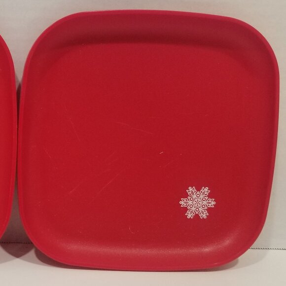 Tupperware Red Snowflake Plates and Mugs (4 pieces total), GUC - EUC - Picture 11 of 14